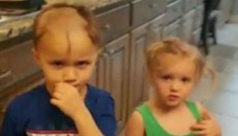  Малыш 5 лет решил подстричь себя и брата с сестрой. Смешное и печальное видео облетело весь Интернет!