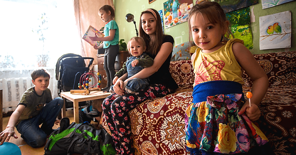Бедная многодетная семья. Бедные семьи с детьми. Многодетная семья в России. Дети из бедных семей. Дети в нищете