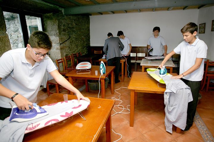  В этой испанской школе студенты-мальчики учатся гладить и стирать