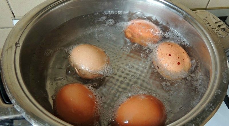  Не выливайте воду после варки яиц. О неведомых полезных свойствах этой воды вы можете узнать сейчас же!