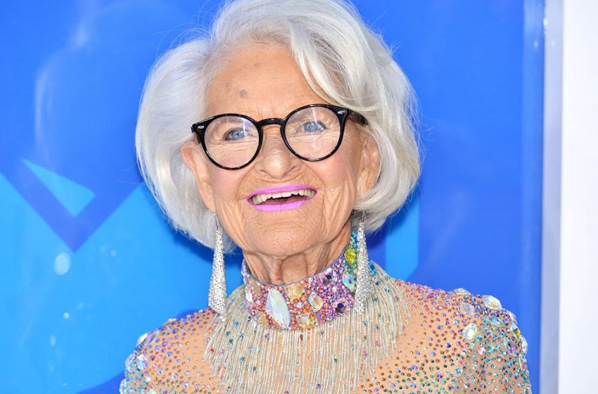   «Альцгеймер?»: 92-летняя модель поделилась с подписчиками смелым фото