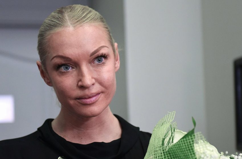  Анастасия Волочкова удивила зрителей, когда появилась в эфире передачи Малахова с глубоким вырезом декольте