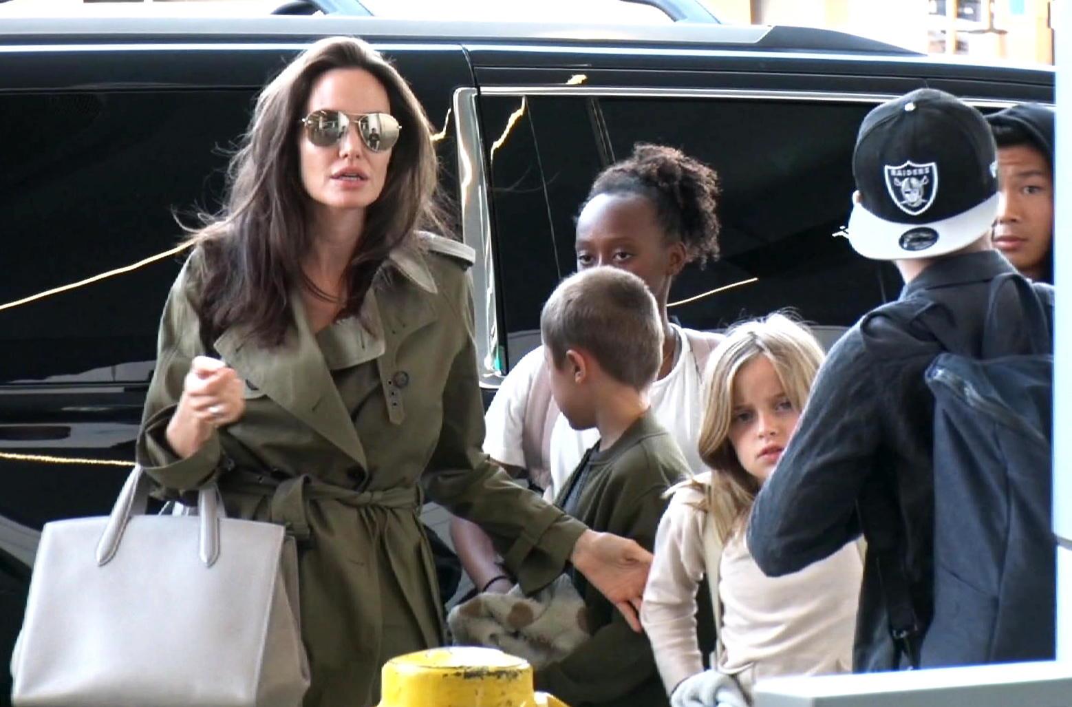 Анджелина Джоли с хот-догами в руках удивила всех американок.