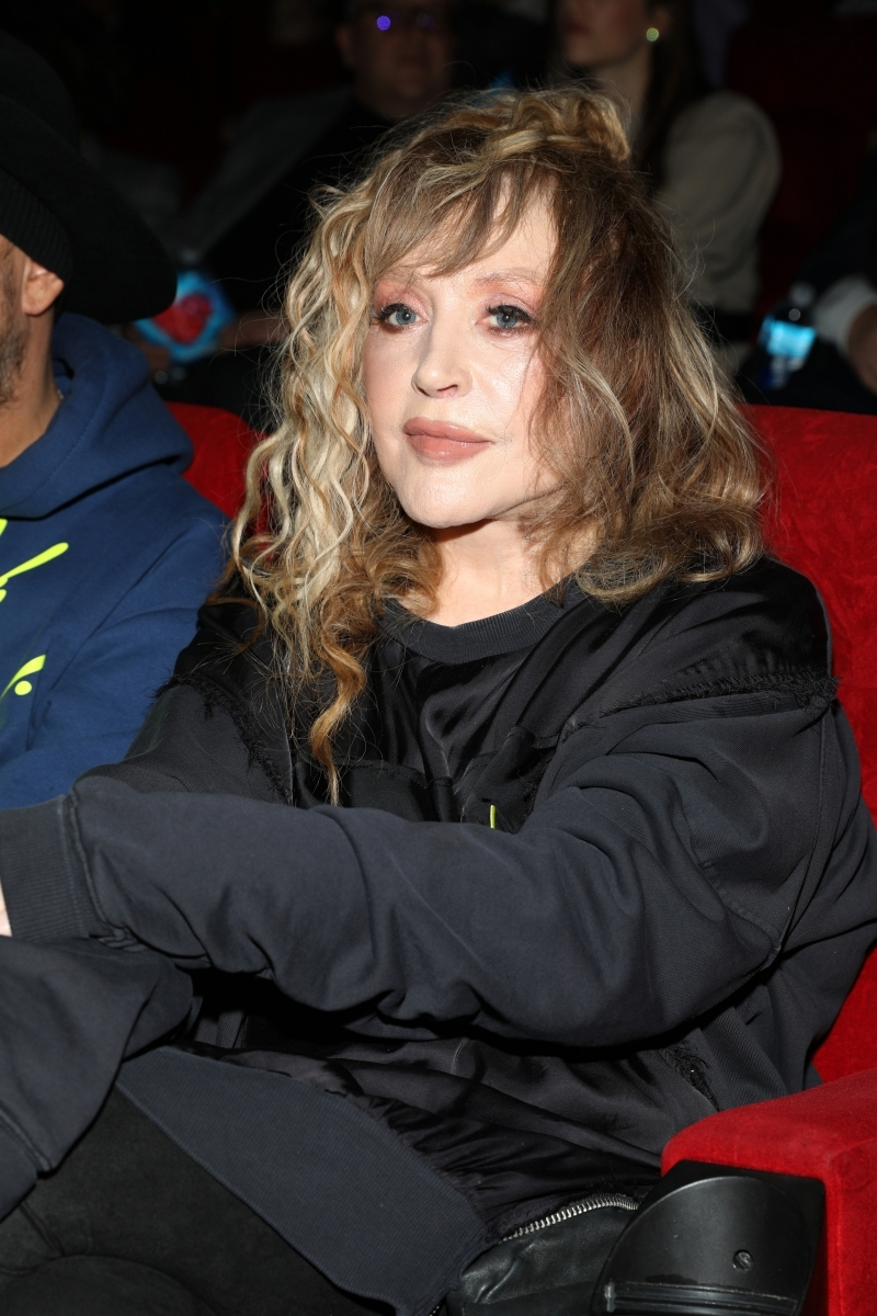 Кто играет пугачеву в кураж. Сыграл пугачева. Кто играет пугачеву в кураж. Сыграл пугачева. Пугачева избранное 1998.