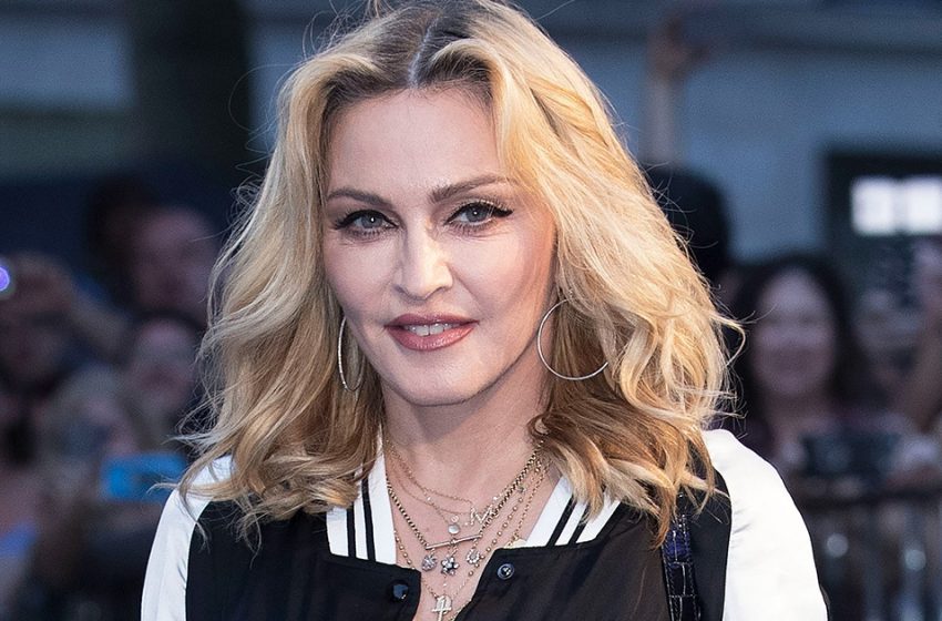  «В 63 выглядит на 25»: Мадонну в кожаном корсете засняли во время ходьбы на четвереньках