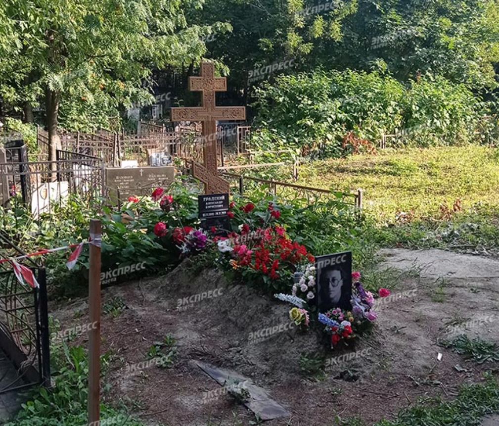 С кем рядом похоронен ширвиндт. Могила Градского на Ваганьковском кладбище. Памятник Александру Градскому на Ваганьковском кладбище.