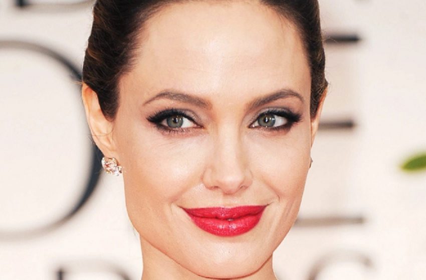  «Она идеальная»: Анджелина Джоли похвасталась стройностью в крошечном топе, гуляя по Лос-Анджелесу