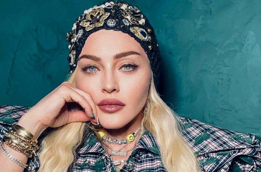  «В таких нарядах ворон шугать можно»: Фанаты не оценили фото Мадонны из времен, когда ее знали лишь соседские дети