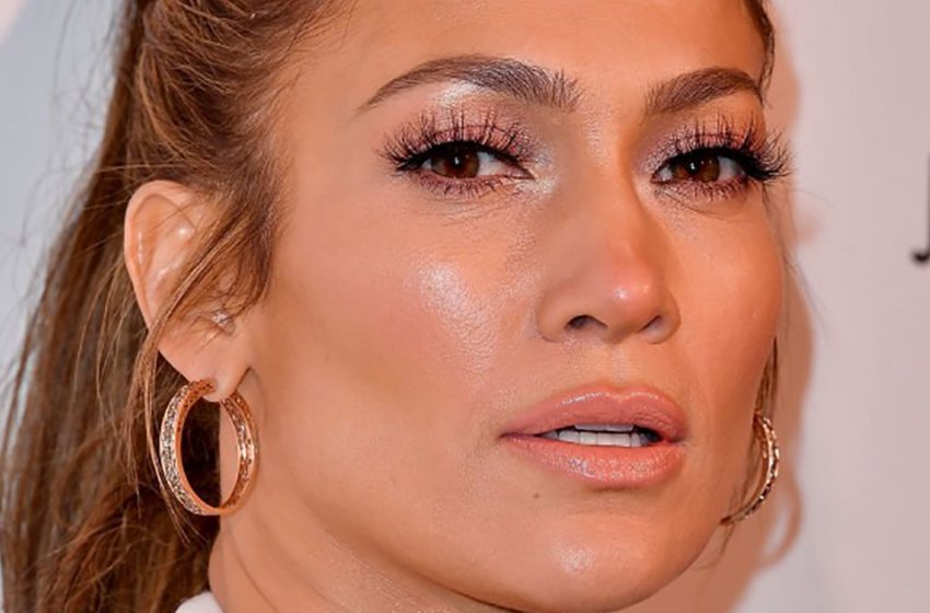  „Jobban nézek ki, mint 20 évesen!”: Jennifer Lopez a születésnapja alkalmából fehérneműs fotókkal dicsekedett az alakjával