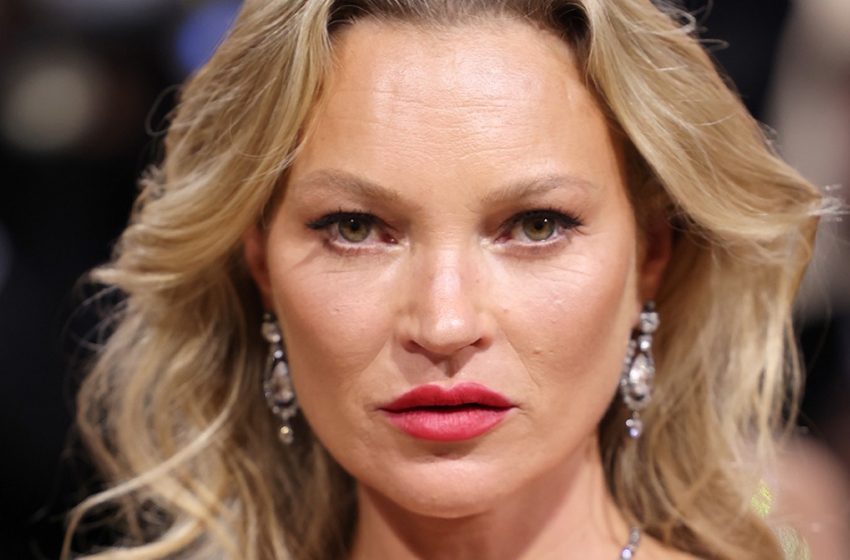  “Mély ráncok az arcán és sérült fogak”: A 49 éves szupermodell, Kate Moss felismerhetetlen az új fényképein!