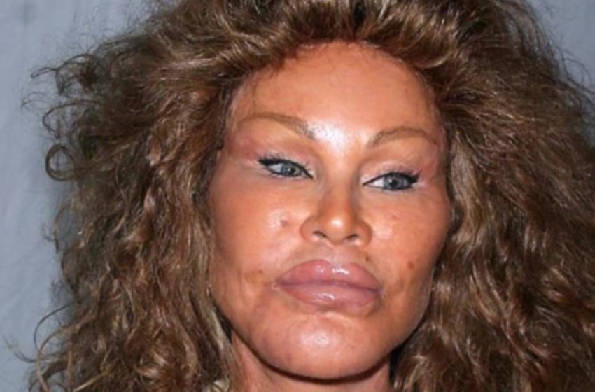  „Macskanő” : Jocelyn Wildenstein ritka fényképet oszt meg, amelyen még a transzformáció előtti külsejét láthatjuk!