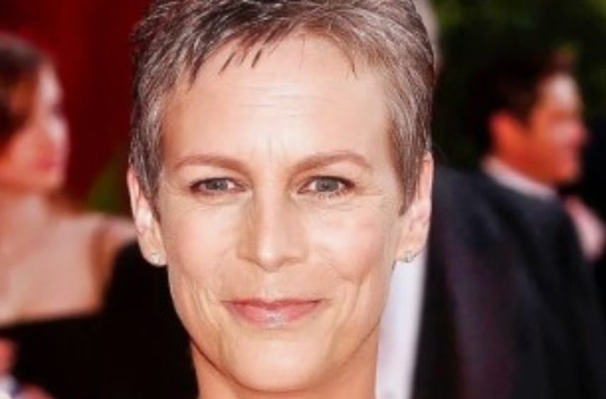  Jamie Lee Curtis lenyűgöz egy tollas fekete ruhában, a rajongók egy hollóhoz hasonlítják!