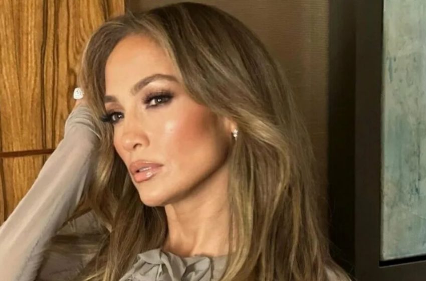  J.Lo 55 évesen ragyog, és a kritikusok nem bírják elviselni merész új megjelenését! Milyen az új külseje?