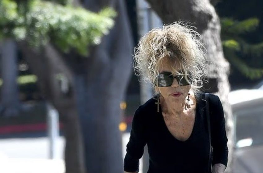 Hollywood-i legenda szinte felismerhetetlen ritka paparazzi-fotókon!: Felismered, ki ő?