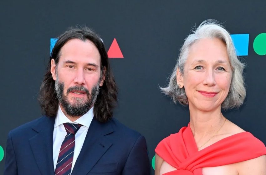  Keanu Reeves nyilvános csókja barátnőjével özönnyi kommentet váltott ki: egy apró részlet mindenki figyelmét megragadta!