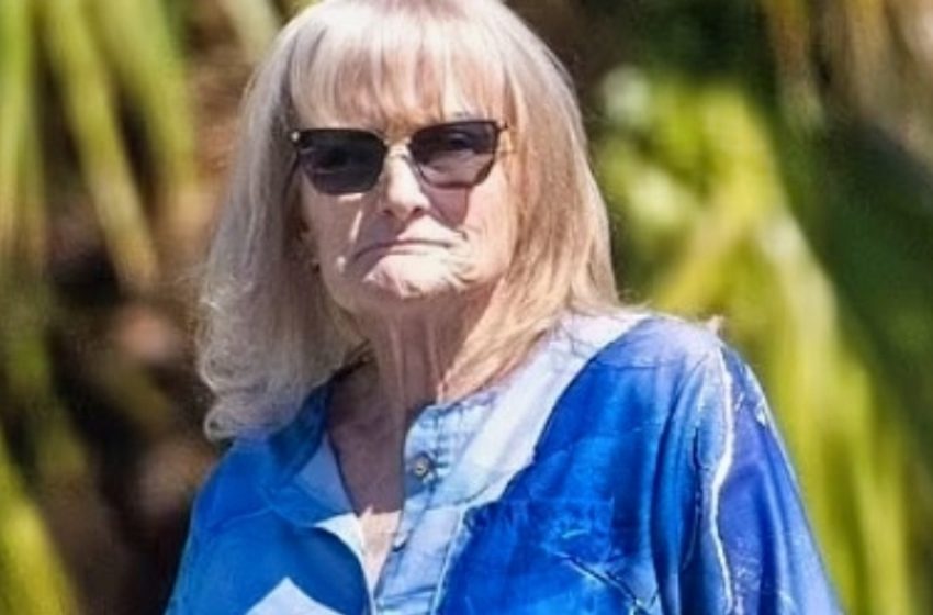  A néhai legenda volt felesége újra felbukkant 66 évesen – a rákkal vívott harca után szinte felismerhetetlen: Kitalálod, kiről van szó?